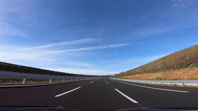 4K，汽车在塞维利亚省高速公路上行驶的时间间隔视频下载