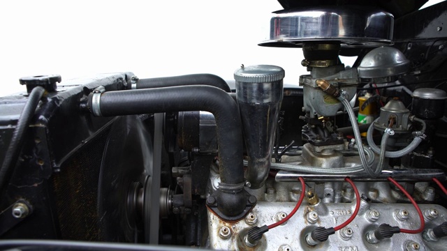 4K，老式汽车引擎下的经典美国福特水星八。视频素材