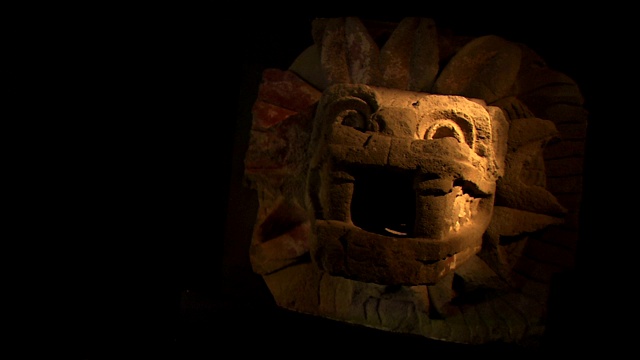 阳光照在一尊墨西哥神的石雕上。视频下载