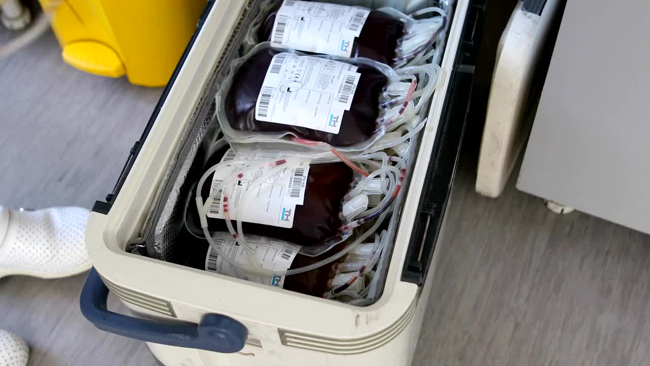 血液的股票。护士和为住院病人捐献的血袋。为身体献血的好处视频下载