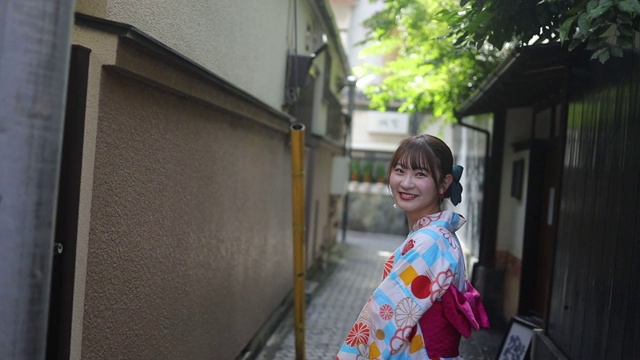 年轻女子在浴方走传统的日本狭窄的小路视频下载