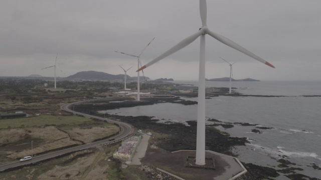 韩国济州岛新昌风车滨海公路视频素材