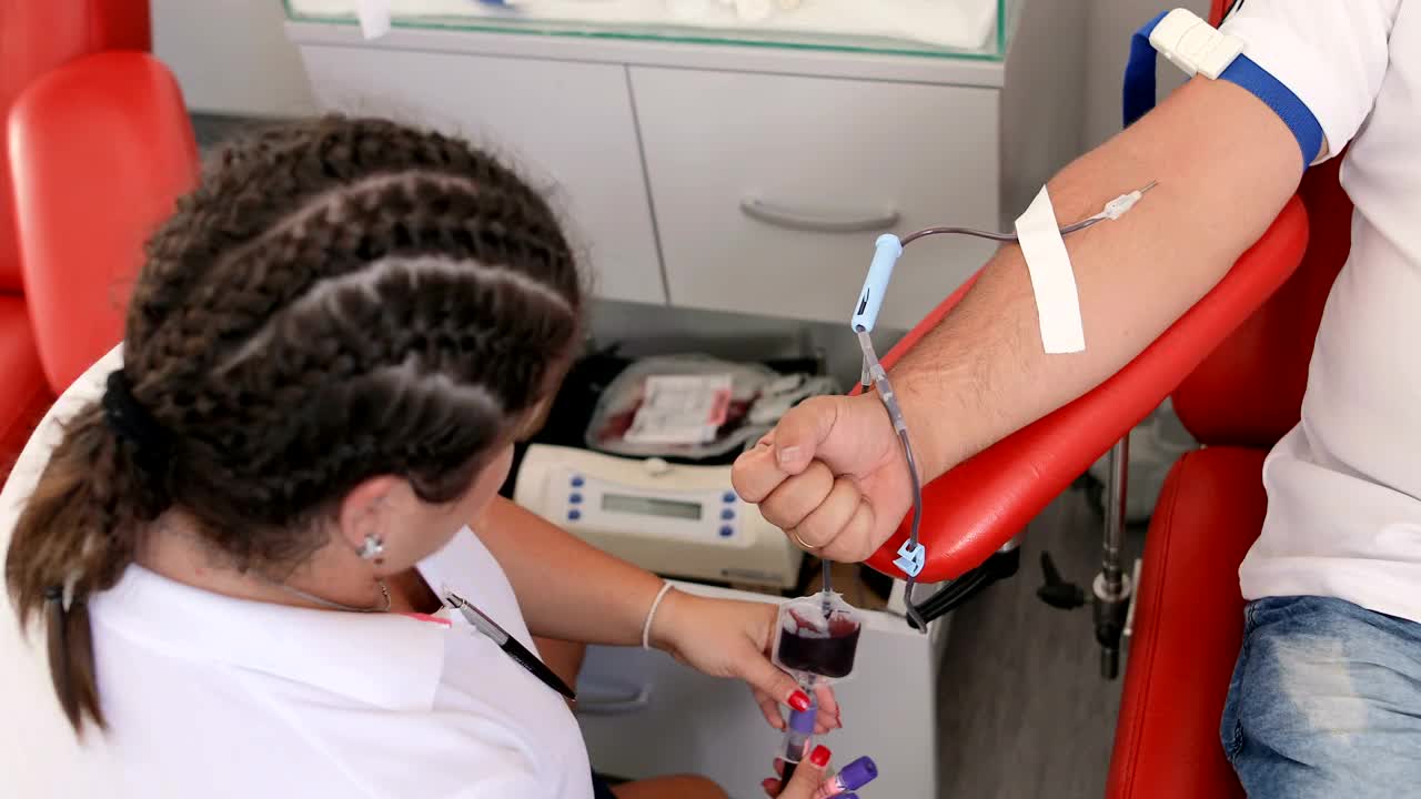 护士取血样化验。好事。为身体献血的好处。输血者接受输血者的手门诊献血者的近照视频下载