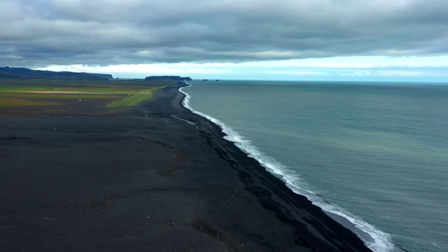 冰岛黑沙海滩鸟瞰图视频素材