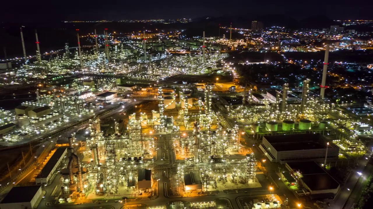 炼油工业在夜间的Hyperlapse视频素材