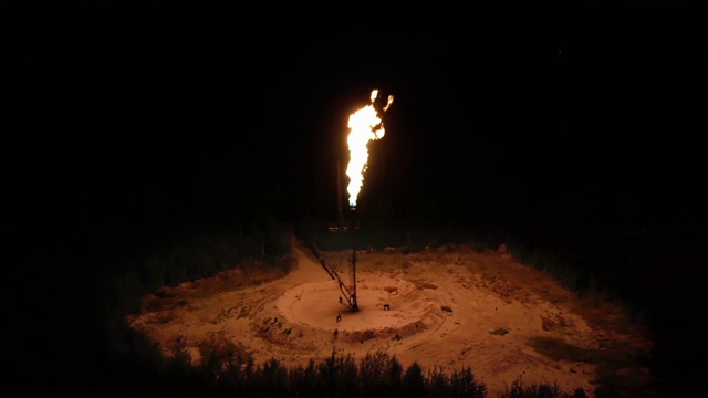 夜间，森林中央熊熊燃烧着巨大的火焰。气体处理，环境污染理念，全球变暖视频素材
