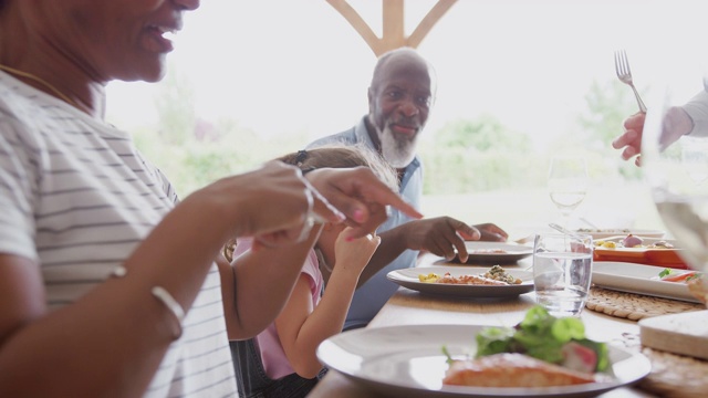多代混血儿家庭围坐在一起吃饭视频素材