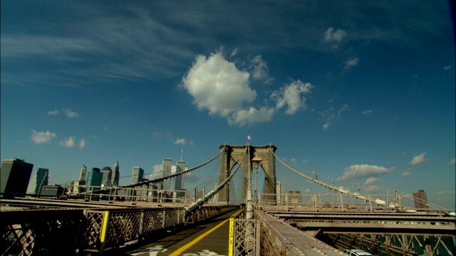 布鲁克林大桥构成了纽约市的世界贸易中心。视频下载