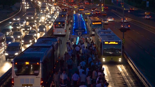 伊斯坦布尔的交通高峰时段，公共交通视频下载