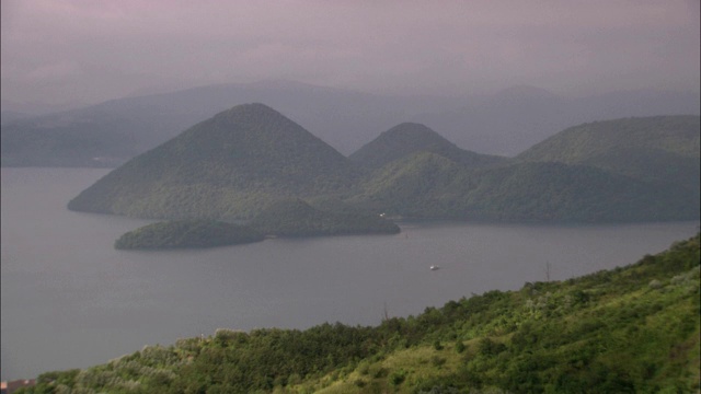 薄雾笼罩着山丘和湖泊。视频下载