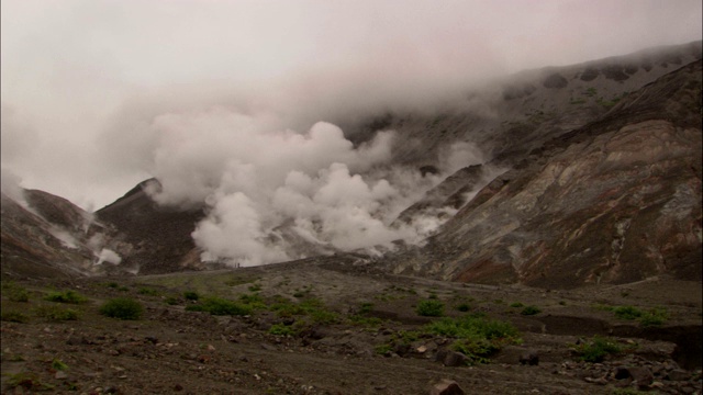 在shikotsutoya国家公园的臼山附近，一团气体云从地面上逸出。视频素材