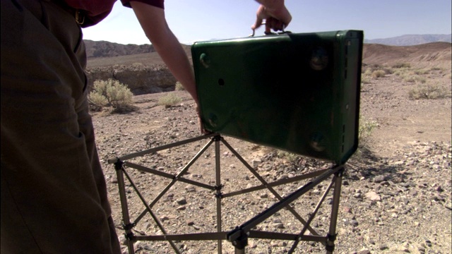 一个露营者在沙漠中搭建了一个煤气炉。视频下载