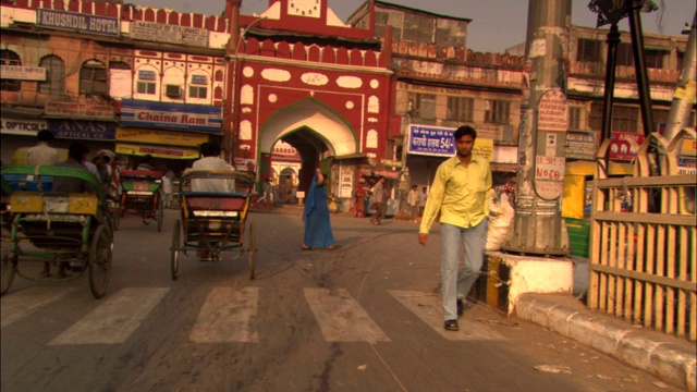 新德里的街道上挤满了多种交通方式和行人。视频下载