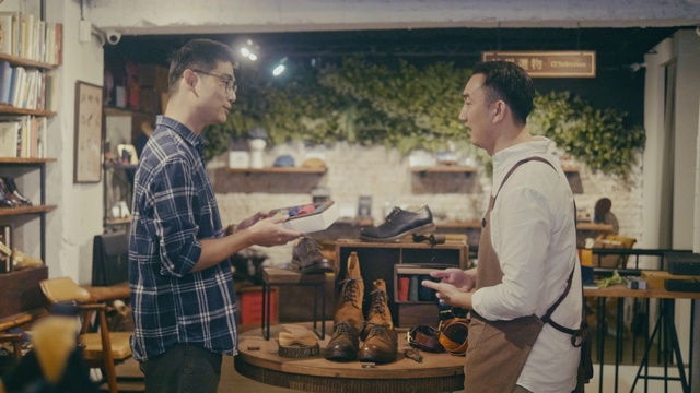 亚洲男性顾客在男装店购买领带(慢镜头)视频素材