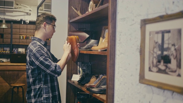 顾客在男士鞋店买鞋(慢镜头)视频素材