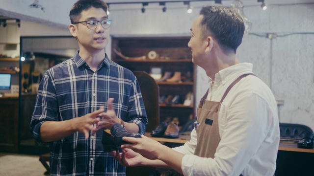 亚洲男性顾客在鞋店买鞋(慢镜头)视频素材