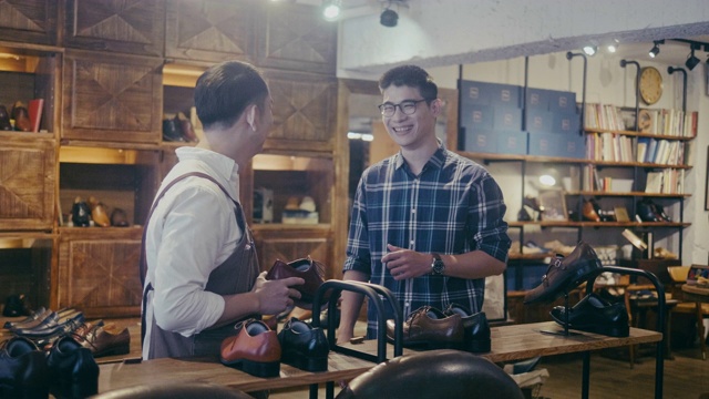 亚洲男性顾客在鞋店买鞋(慢镜头)视频素材