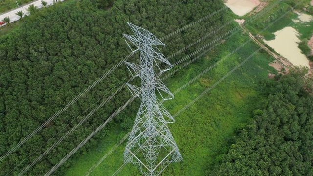 架空电力塔在农村的景象视频下载