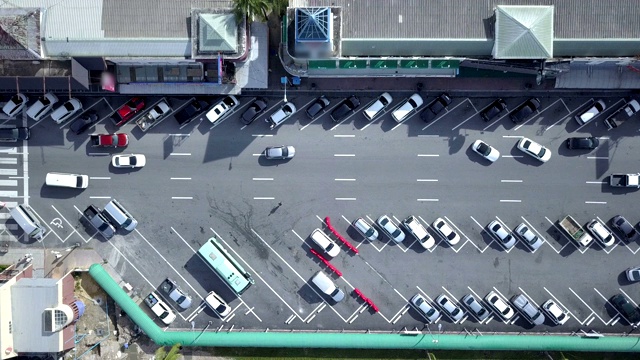 泰国曼谷-芭堤雅高速公路停车休息区鸟瞰图。视频下载