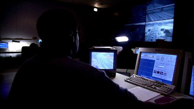 交通控制中心的工作人员监控着几个电脑屏幕。视频下载