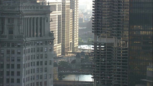 芝加哥市中心的桥梁上交通繁忙。视频下载