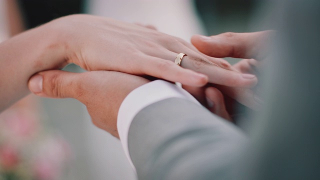 新郎与新娘交换结婚戒指视频下载
