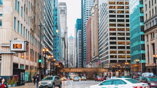 美国伊利诺斯州芝加哥市的密歇根大道上，芝加哥街道与交通十字路口的高峰时间间隔为4K视频素材