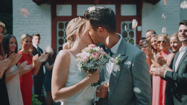 新婚夫妇在户外接吻时离开教堂视频下载