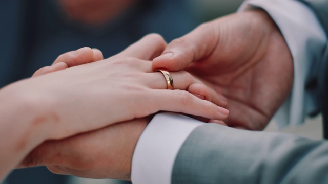 交换结婚戒指的情侣双手被剪断视频下载