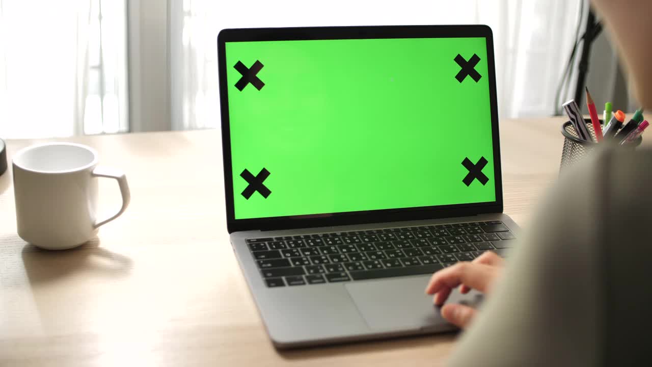 女士使用带有绿色屏幕的笔记本电脑视频下载