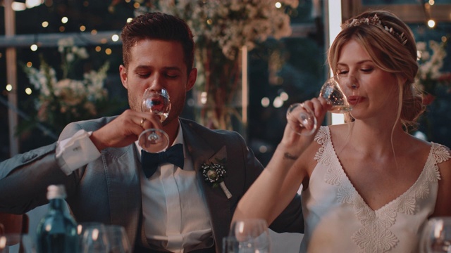 一对夫妇在婚礼上举杯互吻视频素材