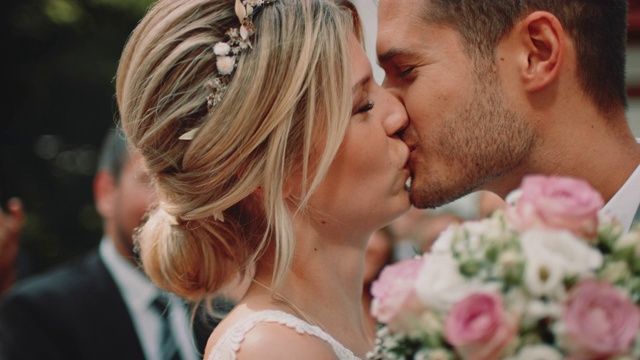 微笑的夫妻在仪式上接吻视频素材