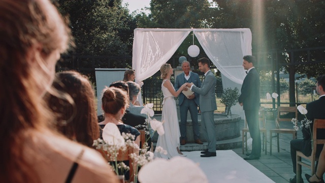 新婚夫妇和客人在婚礼上视频下载