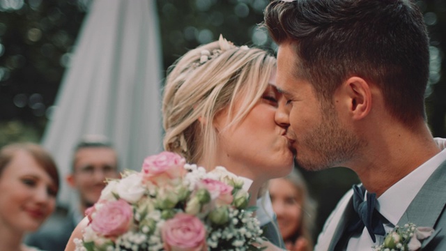 新婚夫妇在婚礼上接吻视频下载