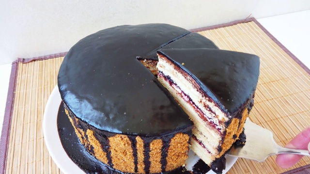 蛋糕服务器上的一块巧克力蛋糕视频下载