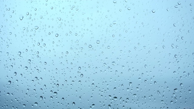 雨滴落在窗户玻璃上视频素材