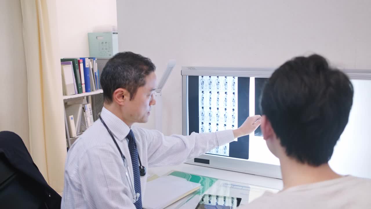 日本男性医生在医院检查年轻病人视频下载