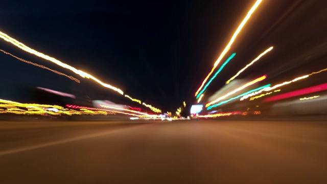 穿越夜色的城市时光流逝车辆拍摄视频下载