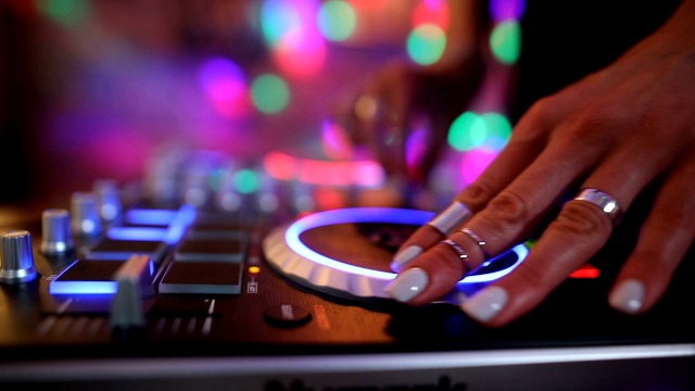 DJ女孩混合现代转盘。Dj手在混合器，跳舞和播放音乐，近距离视频素材
