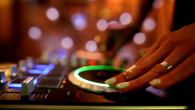 DJ女孩混合现代转盘。Dj手在混合器，跳舞和播放音乐，近距离视频素材