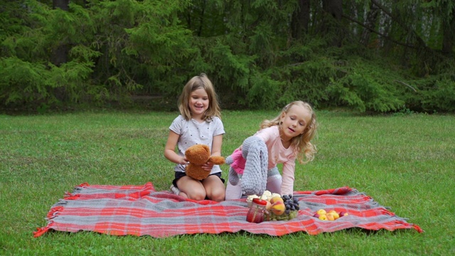 两个小女孩在户外玩玩具视频下载
