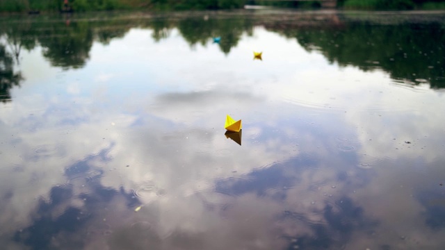 纸船漂浮在水面上视频素材