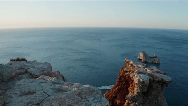 鸟瞰图蓝色海洋和岩石群岛视频下载