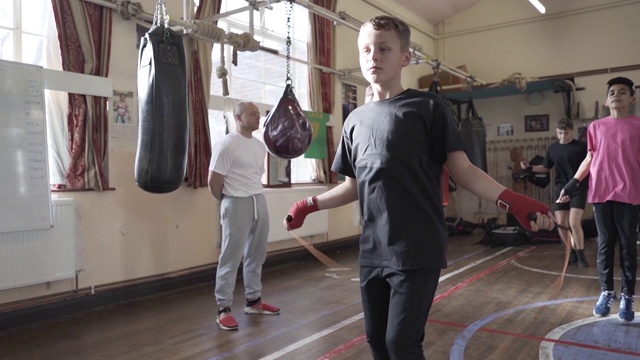 年轻的拳击手在当地的拳击俱乐部训练视频素材