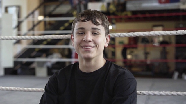 一个微笑的年轻男性拳击手的肖像视频素材