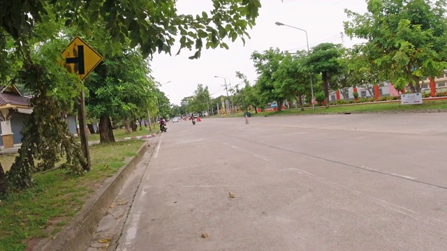 假期公路旅行驾驶摩托车在泰国的乡村道路上的观点视频素材