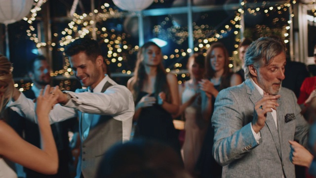新婚夫妇在婚礼上与客人跳舞视频下载