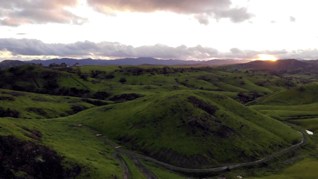 鸟瞰图郁郁葱葱，绿色的山在加利福尼亚视频下载
