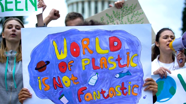 人群高喊环保口号，关注塑料污染，生态环保视频素材