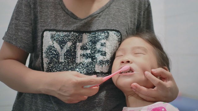 妈妈正在给女儿刷牙视频素材